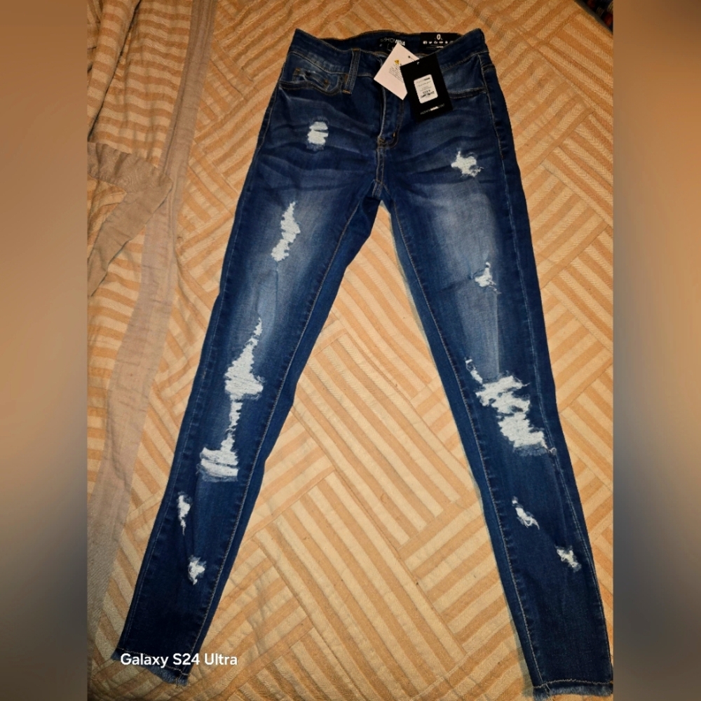 FASHION NOVA Stylish Blue Distressed Jeans. NWT, SIZE 0